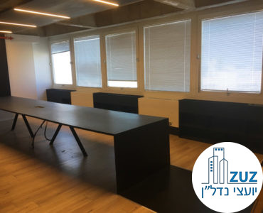 חדר עם שולחן ארוך במשרד להשכרה במתחם רוטשילד במגדל כלבו שלום תל אביב