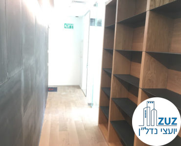 מסדרון וארונית במשרד במגדלי הארבעה תל אביב