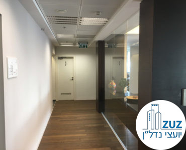 מסדרון ודלת שירותים במשרד בשדרות רוטשילד 22 תל אביב