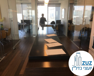 שולחן ארוך וחדרים במשרד בשדרות רוטשילד 22 תל אביב