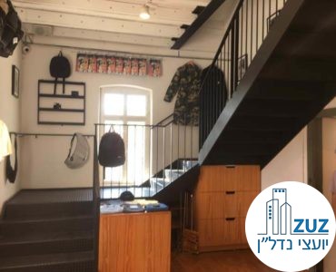 מדרגות לקומה השנייה במשרד במתחם הטמפלרים תל אביב