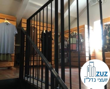 מעקה של מדרגות במשרד במתחם הטמפלרים תל אביב