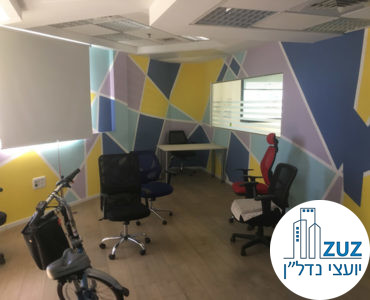 חדר וכיסאות במשרד להשכרה ביגאל אלון תל אביב