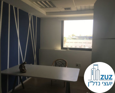 חדר עם שולחן במשרד להשכרה ביגאל אלון תל אביב
