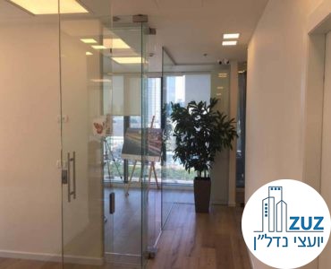 כניסה לחדרים במשרד במגדלי אלון תל אביב