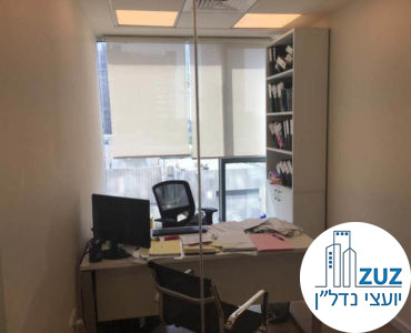 חדר עם שולחן במשרד במגדלי אלון תל אביב