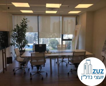חדר ישיבות עם שולחן וכיסאות במשרד במגדלי אלון תל אביב