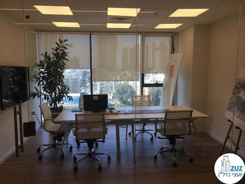 חדר ישיבות עם שולחן וכיסאות במשרד במגדלי אלון תל אביב