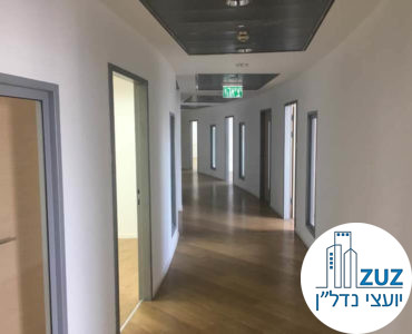 מסדרון וכניסה לחדרים במשרד במגדל היובל תל אביב