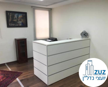 עמדת קבלה במשרד ברחוב מנחם בגין תל אביב