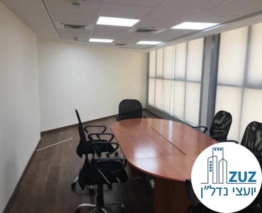 חדר ישיבות עם שולחן וכיסאות במשרד ברחוב מנחם בגין תל אביב