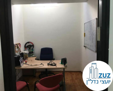 חדר עם שולחן במשרד בבית קנדה תל אביב