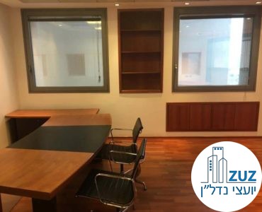 חדר עם שולחן וכיסאות במשרד במגדל פלטינום תל אביב