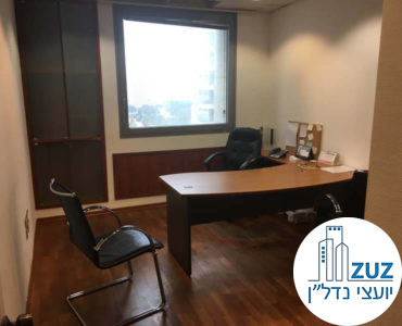 חדר עם שולחן במשרד במגדל פלטינום תל אביב