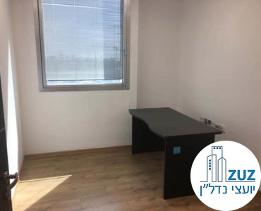 חדר עם שולחן במשרד בבית עמגר תל אביב