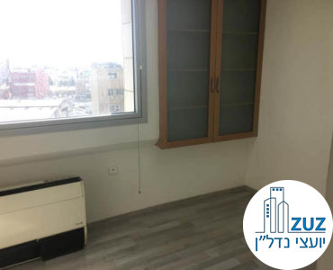 חדר עם חלון במשרד בבית עמגר תל אביב