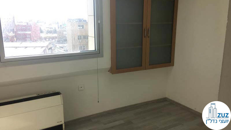 חדר עם חלון במשרד בבית עמגר תל אביב