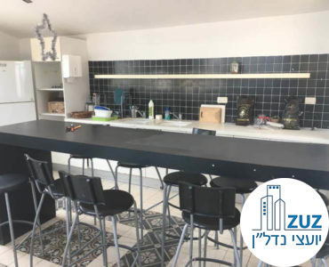 מטבחון עם שולחן וכיסאות במשרד בוטיק במתחם רוטשילד תל אביב