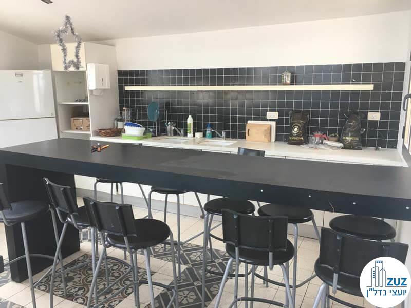 מטבחון עם שולחן וכיסאות במשרד בוטיק במתחם רוטשילד תל אביב