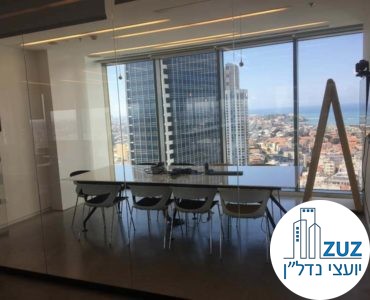 חדר ישיבות עם שולחן במשרד בשדרות רוטשילד תל אביב