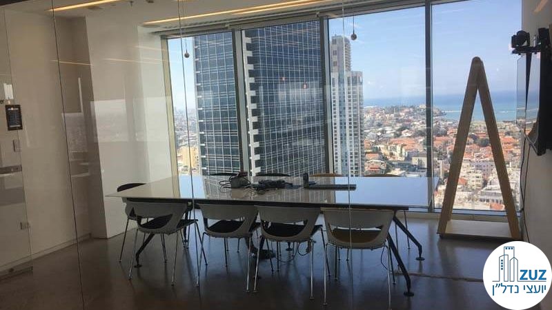 חדר ישיבות עם שולחן במשרד בשדרות רוטשילד תל אביב