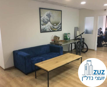 פינת ישיבה עם ספה במשרד בבית בי.אס תל אביב