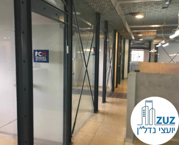 כניסה לחדרים מקירות זכוכית במשרד בבית בי.אס תל אביב