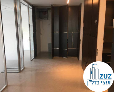 כניסה לחדרים במשרד במגדל המוזיאון תל אביב