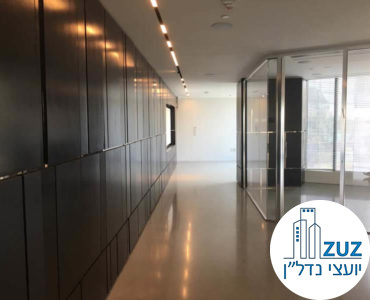 מסדרון וקיר מעוצב במשרד במגדל המוזיאון תל אביב
