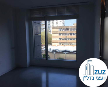חדר עם חלון במשרד במגדל המוזיאון תל אביב