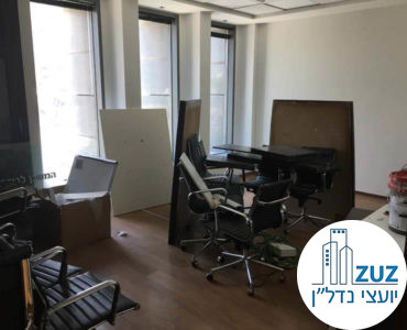 חדר ישיבות עם כיסאות במשרד במגדל המוזיאון תל אביב