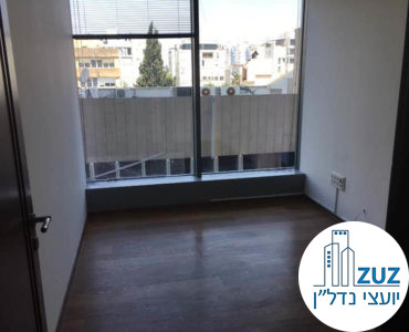 חדר עם חלון במשרד במגדל המוזיאון תל אביב