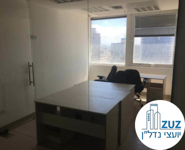 חדר עם שולחנות במשרד במגדל כלבו שלום תל אביב