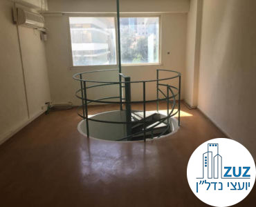חדר עם גרם מדרגות במשרד בשדרות רוטשילד תל אביב