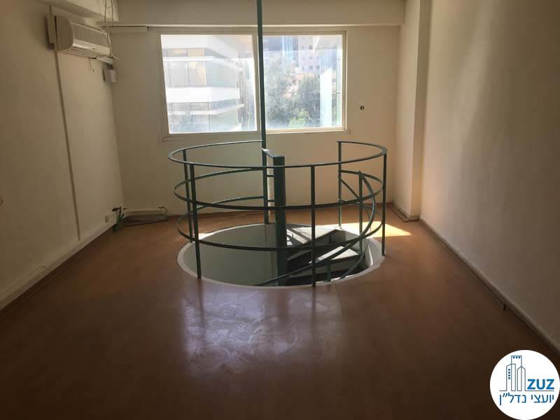 חדר עם גרם מדרגות במשרד בשדרות רוטשילד תל אביב