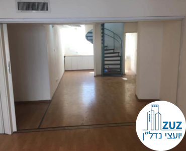 חדר עם גרם מדרגות במשרד בשדרות רוטשילד תל אביב