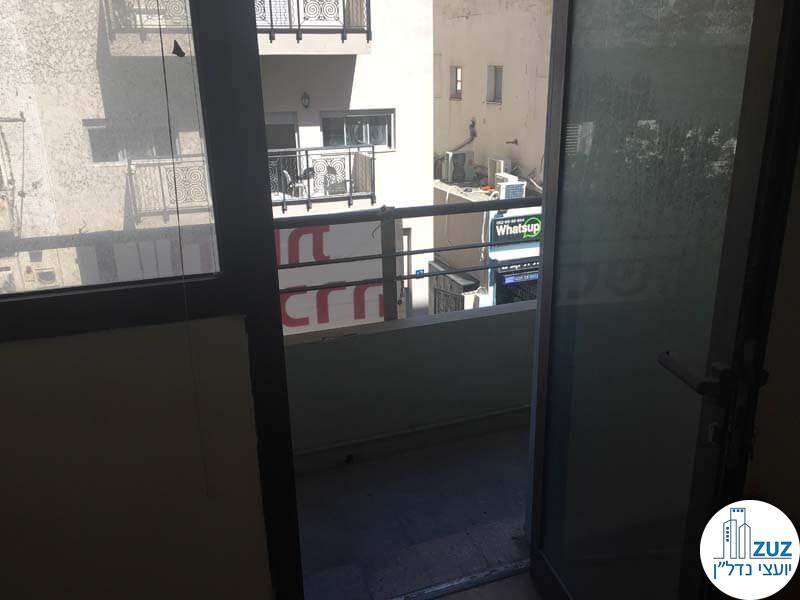 יציאה למרפסת במשרד בשדרות רוטשילד תל אביב