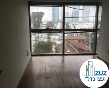 חדר עם חלון במשרד במגדל פלטינום תל אביב