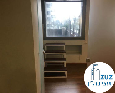 יציאה מהחלון למרפסת במשרד במגדל פלטינום תל אביב