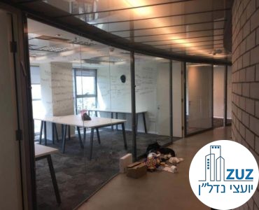 חדר עם קירות זכוכית במשרד בבית רובינשטיין תל אביב