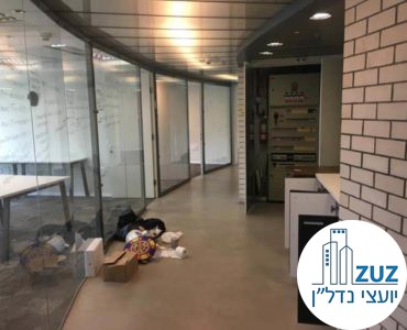 מסדרון עם חדרי זכוכית במשרד בבית רובינשטיין תל אביב