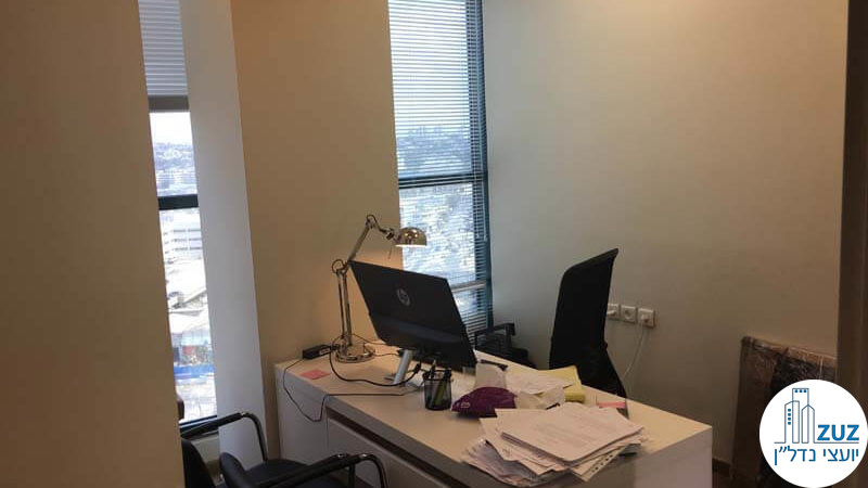 חדר עם שולחן ומחשב במשרד בבית רובינשטיין תל אביב