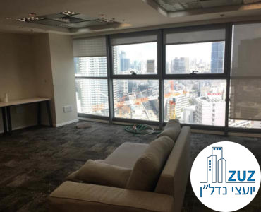 חדר עם ספה במשרד בבית רובינשטיין תל אביב