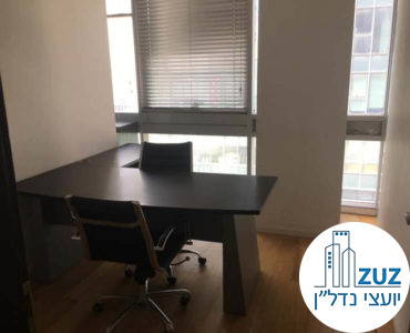 חדר עם שולחן במשרד ברחוב יגאל אלון תל אביב