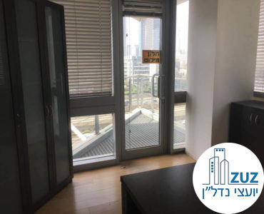 יציאה למרפסת במשרד ברחוב יגאל אלון תל אביב