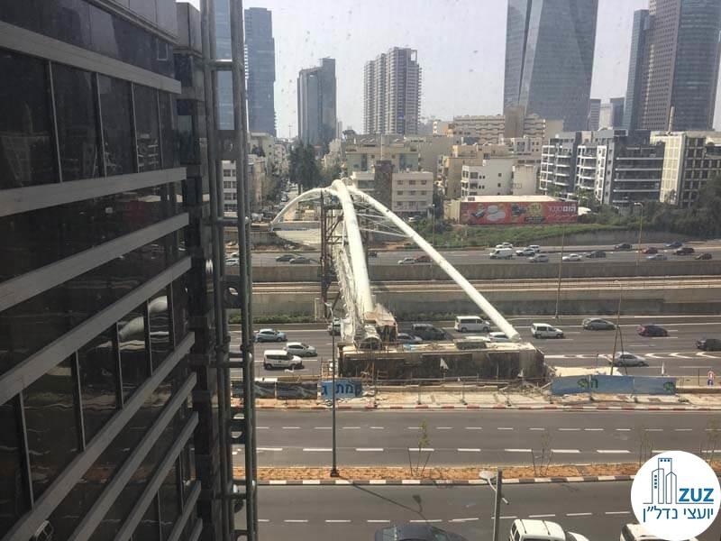 גשר יהודית מחלון במשרד ברחוב יגאל אלון תל אביב
