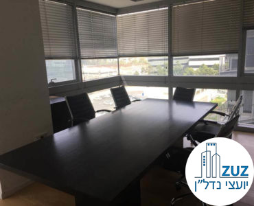 חדר ישיבות במשרד ברחוב יגאל אלון תל אביב