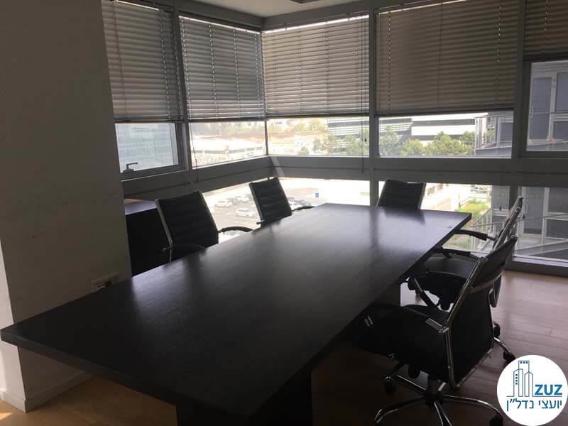 חדר ישיבות במשרד ברחוב יגאל אלון תל אביב