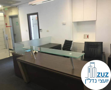 עמדת קבלה במשרד ברחוב יגאל אלון תל אביב
