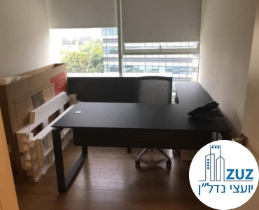 חדר עם שולחן של לקוחה מרוצה מעסקת תיווך ברמת החייל תל אביב